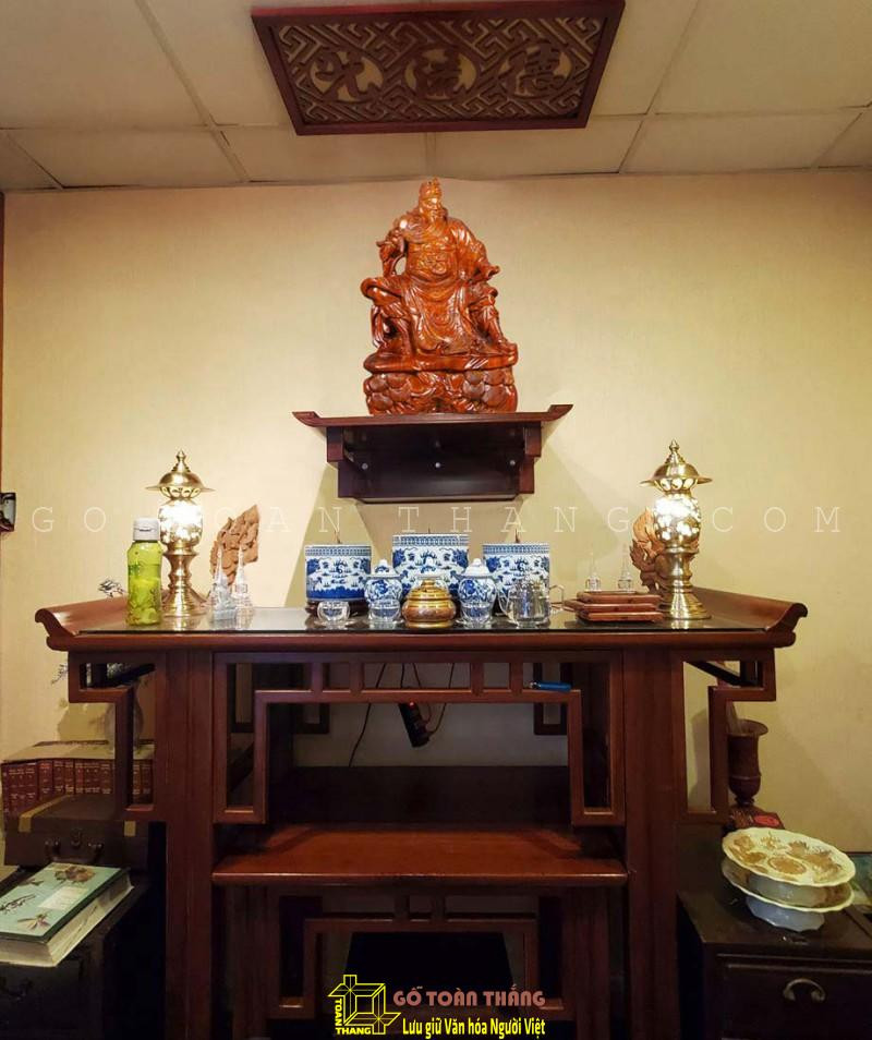 Bức tượng Quan Công được thờ phụng, thể hiện sự tôn kính của người Việt