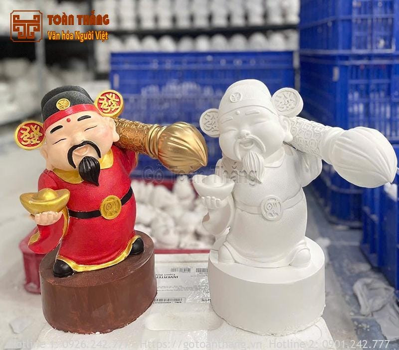 Bức tượng Thần Tài đã được tô màu hoàn chỉnh với các chi tiết tinh xảo và màu sắc rực rỡ