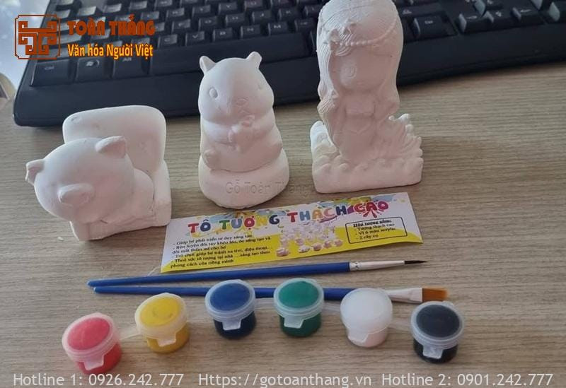 Các dụng cụ cần thiết được sắp xếp trên bàn để chuẩn bị tô tượng Thần Tài