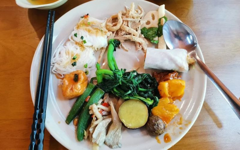 Các món ăn chay tươi ngon tại Tịnh Thực Quán