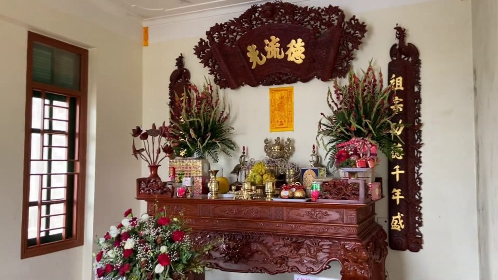 Cách cắm hoa lay ơn trên bàn thờ với màu đỏ tươi rực rỡ