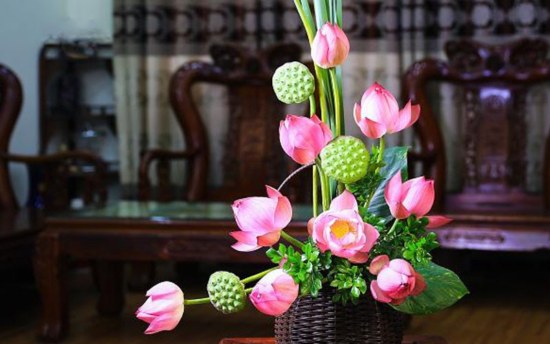 Cắm hoa sen kết hợp lá và gương sen