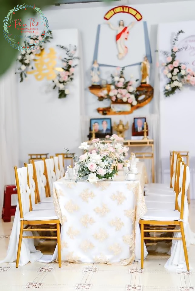 Cận cảnh bình hoa bàn gia tiên được trang trí tinh tế với hoa tươi truyền thống