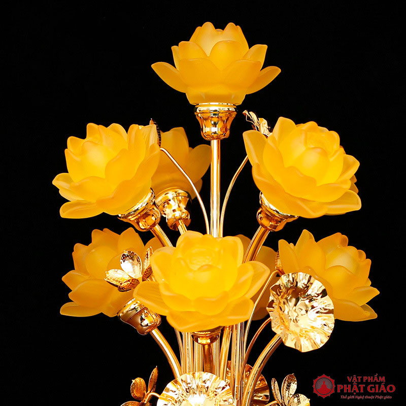 Cận cảnh bông sen lưu ly phát sáng trên đèn thờ