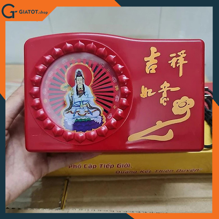 Cận cảnh mặt trước của máy tụng kinh niệm Phật với loa và các nút điều khiển, hiển thị tên bài kinh.