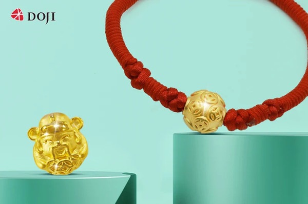 Cận cảnh một chiếc lắc tay vàng đính charm tỳ hưu, biểu tượng chiêu tài lộc và thịnh vượng trong phong thủy.