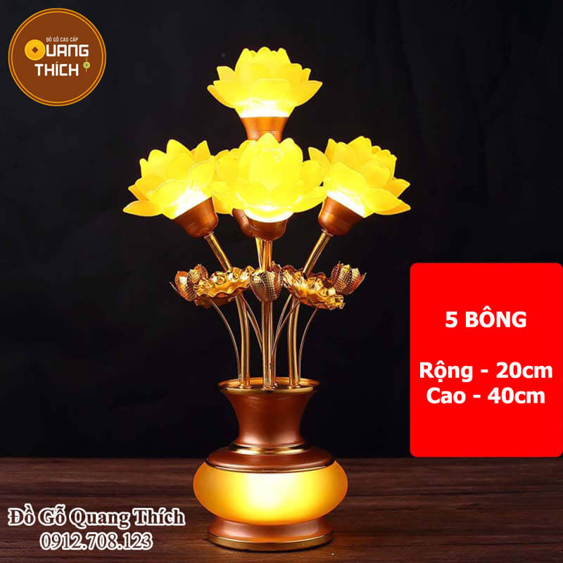 Cận cảnh một mẫu đèn thờ hoa sen 5 bông lưu ly, thể hiện sự tinh xảo trong chế tác.