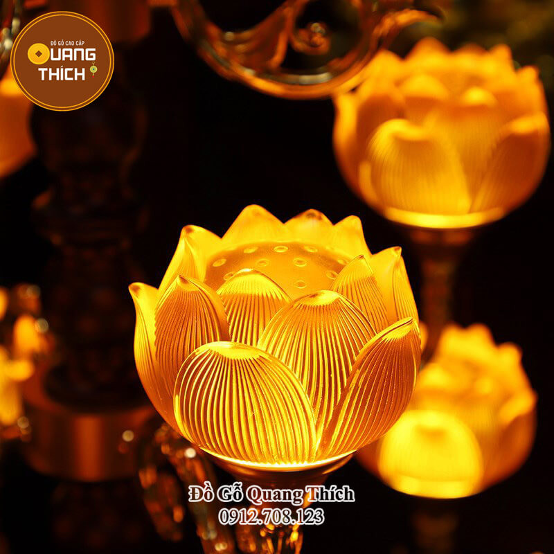 Cận cảnh từng cánh hoa sen trên đèn lưu ly, thể hiện sự tỉ mỉ trong chế tác vật phẩm thờ cúng