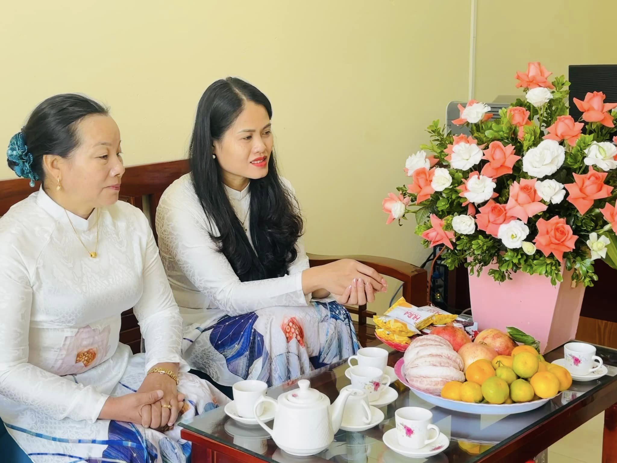 Cặp đôi cãi vã, minh họa cho sự hình thành sắc uẩn và các chấp thủ từ những khái niệm chủ quan.