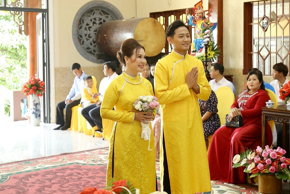 Cặp đôi Quý Bình và vợ doanh nhân trong trang phục áo dài vàng thanh lịch tại lễ hằng thuận