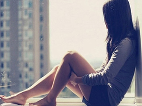 Cặp đôi úm nhau tại quán ăn, tập trung vào điện thoại và thế giới riêng, thiếu giao tiếp xã hội