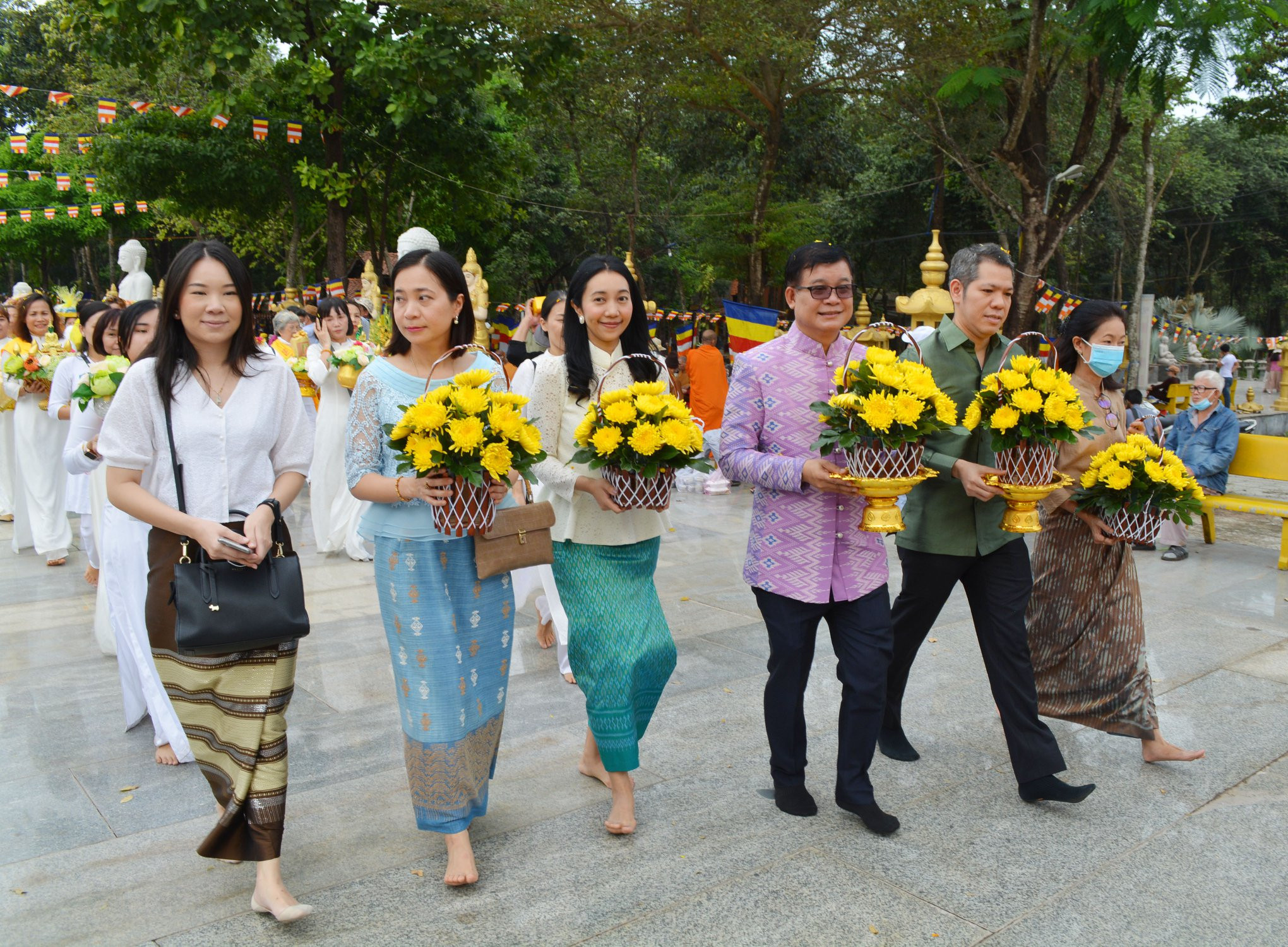Cây cầu bắc qua vực thẳm, tượng trưng cho việc hành uẩn có thể được hóa giải và đoạn tận bằng trí tuệ và chánh kiến.