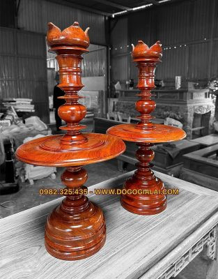 Chân đèn bàn thờ bằng gỗ hương chạm khắc tinh xảo