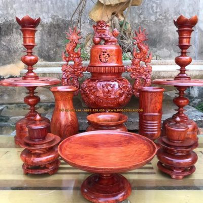 Chân đèn bàn thờ gỗ hương trong bộ lư thờ