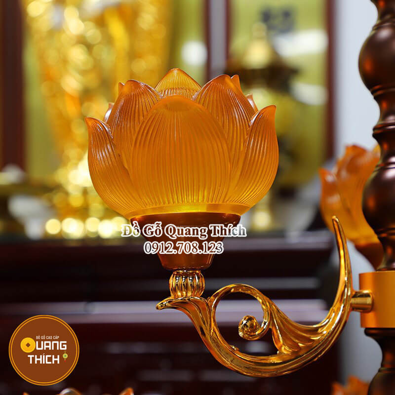 Chi tiết hoa sen tinh xảo của đèn lưu ly, biểu tượng của sự thanh tịnh và giác ngộ trong Phật giáo