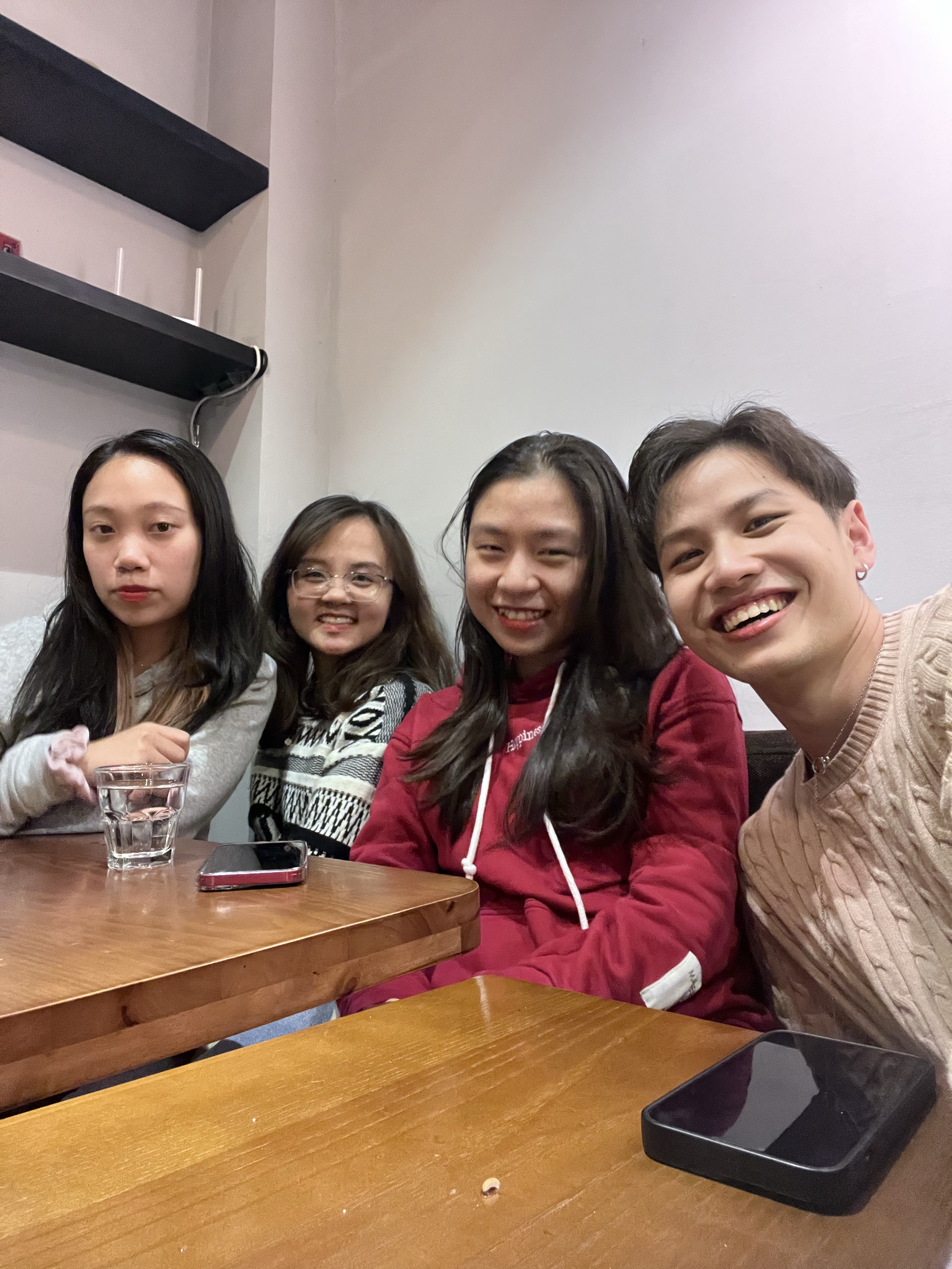 Chia sẻ tâm tư với bạn bè giúp thấu hiểu hơn về con đường đời và những định hướng.