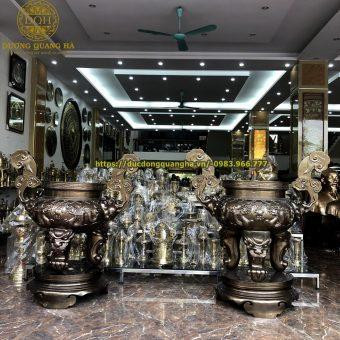 Chiếc lư hương đồng giả cổ màu hun lớn, đặt trong không gian linh thiêng, tôn nghiêm.
