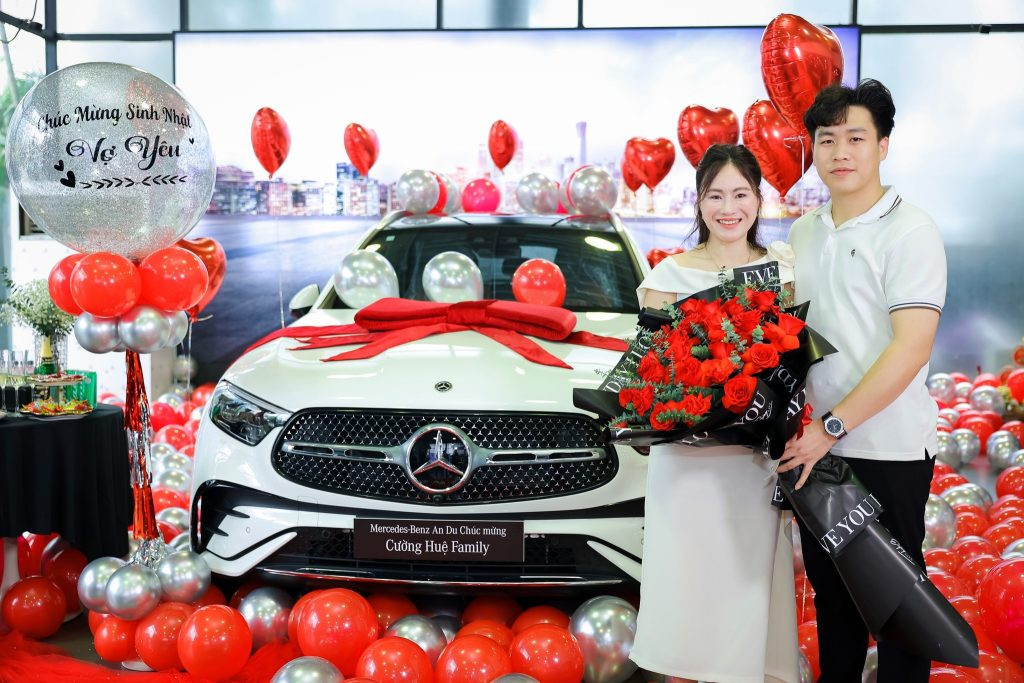 Chiếc xe sang trọng được chuẩn bị cho trang trí lễ bàn giao xe với tấm phủ đặc biệt và không gian chuyên nghiệp