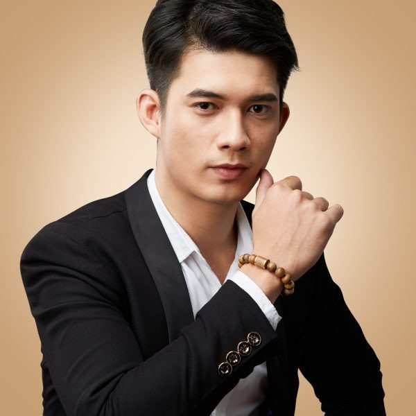 Chọn vòng tay phong thủy nam đúng màu sắc hợp mệnh để tối ưu công dụng.