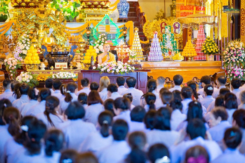Chư Tăng hướng dẫn và giảng giải về trai giới cho Phật tử