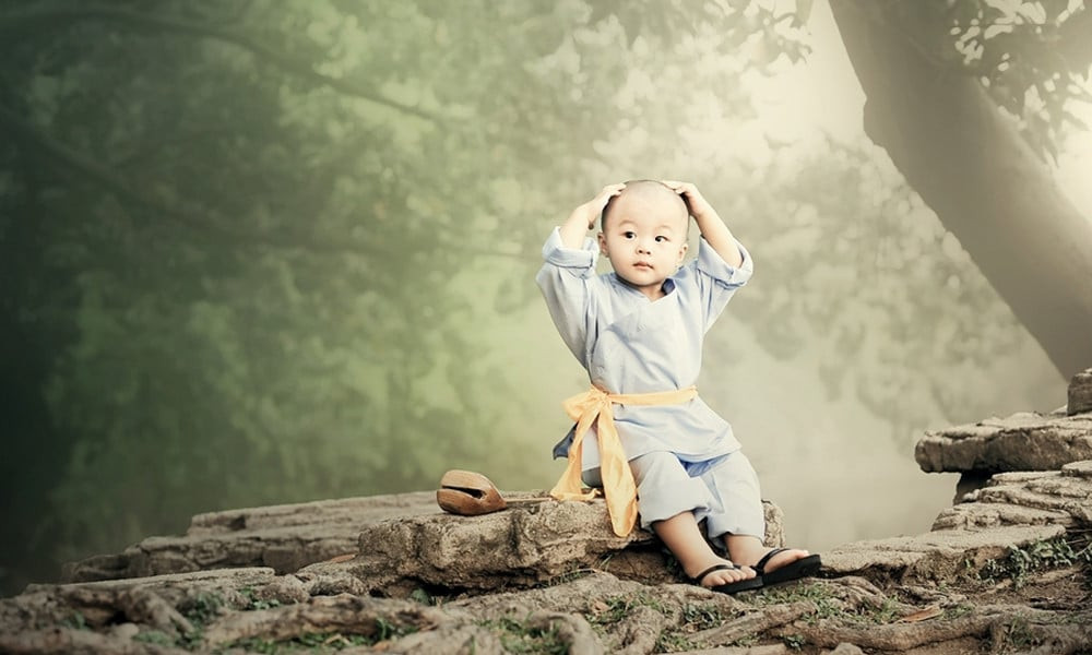 Chư Tăng thực hiện nghi thức ban pháp danh và thọ giới cho Phật tử