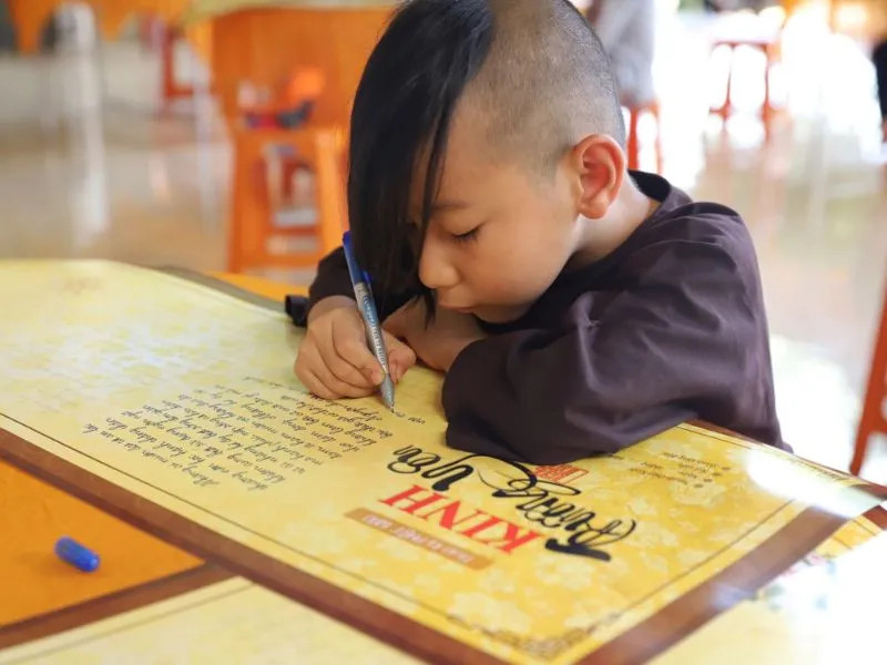 Chư Tăng thực hiện nghi thức tụng kinh trong chánh điện, thể hiện lòng thành kính trước khi chép kinh Địa Tạng.