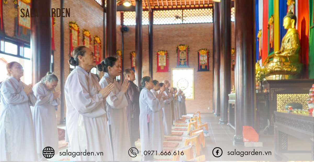 Chư Tăng và đạo hữu thực hiện nghi lễ cầu siêu để hướng thiện