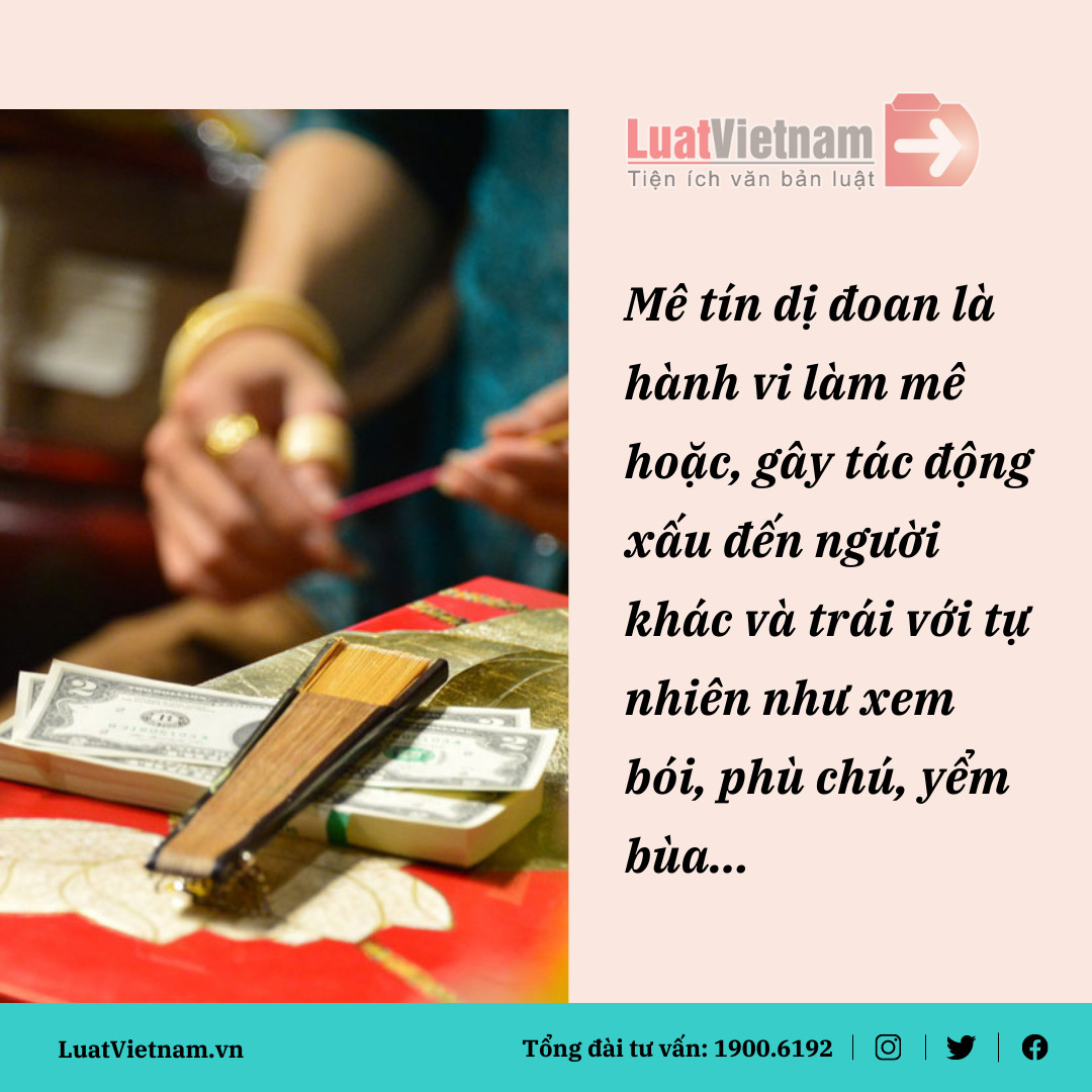 Cô đồng cùng các tín hữu trong không gian thờ tự tâm linh
