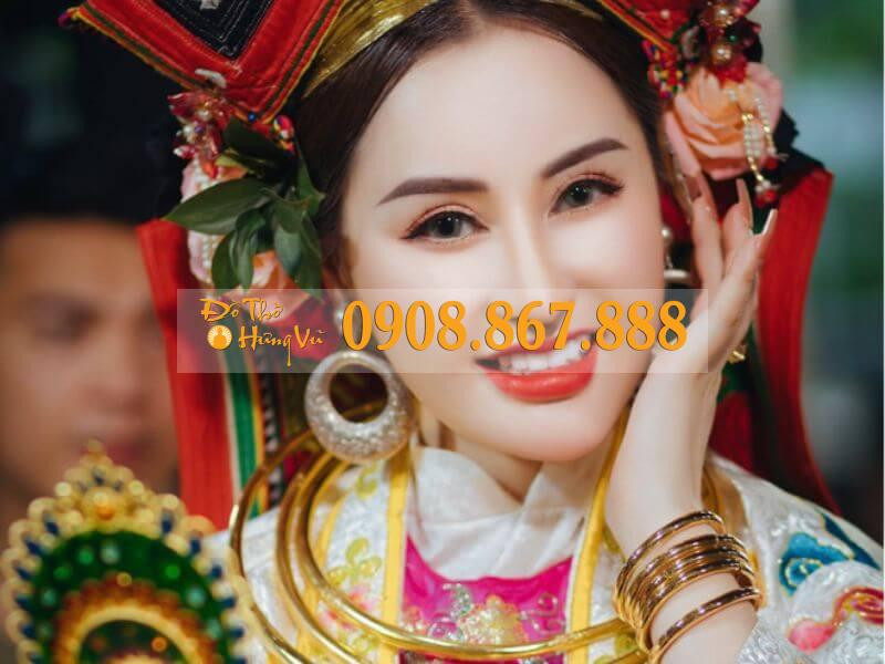 Cô đồng trong trang phục hầu đồng truyền thống