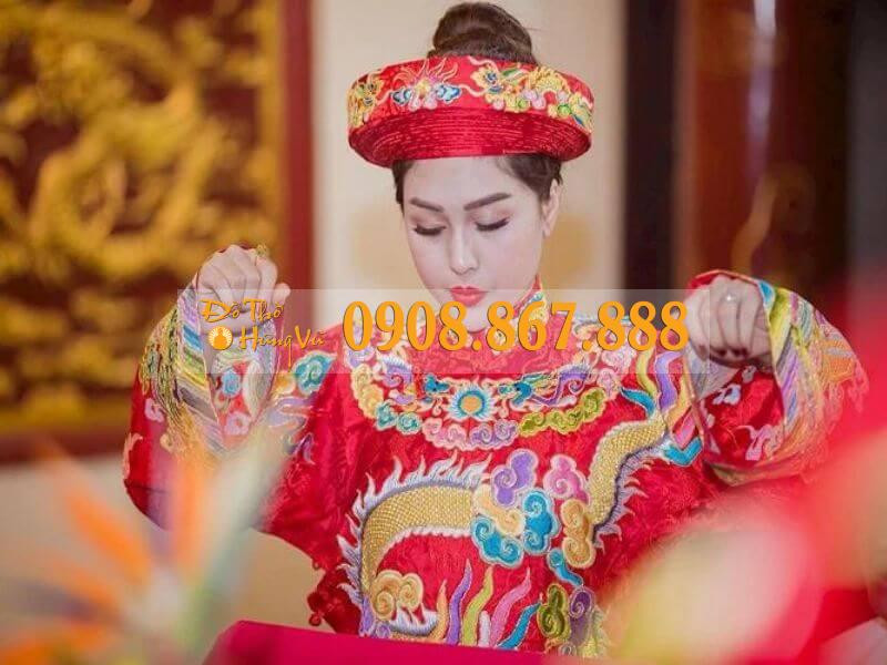Cô đồng với trang phục rực rỡ trong không gian thờ tự