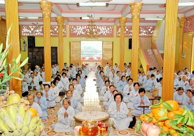 Cộng đồng Phật tử lắng nghe giáo pháp trong khóa tu Bát Quan Trai