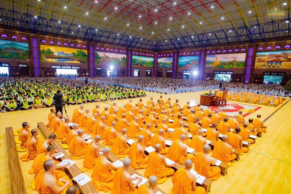 Cộng đồng Phật tử lắng nghe Pháp trong ngày trai giới tại chùa