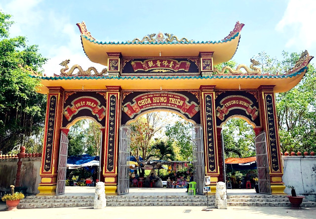 Cổng Tam Quan uy nghiêm của Chùa Hưng Thiện Bạc Liêu