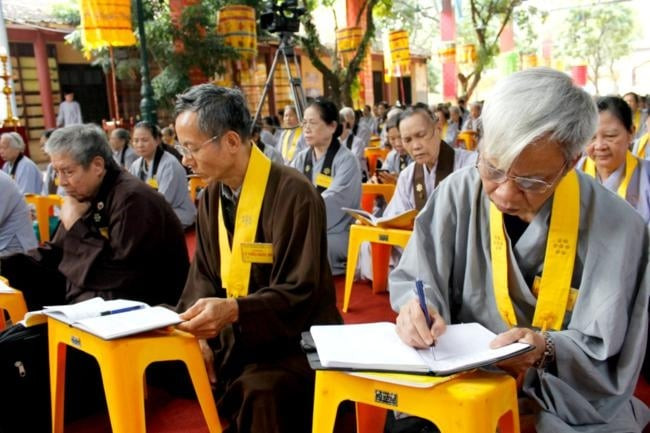 Cư sĩ Phật giáo tham gia khóa tu, học hỏi giáo lý và thực hành chánh niệm