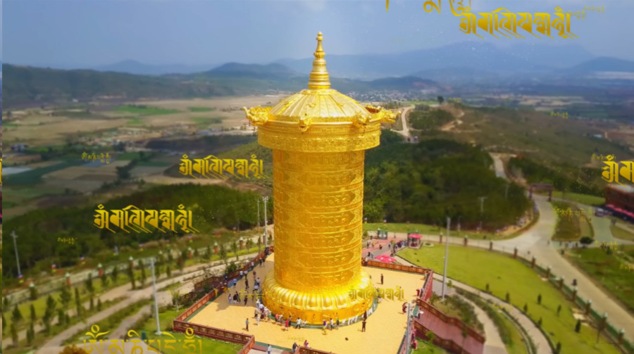 Đại bảo tháp Kinh luân Samten Hills Dalat với các chữ Mani Padme Hum lan tỏa năng lượng từ bi và giác ngộ.