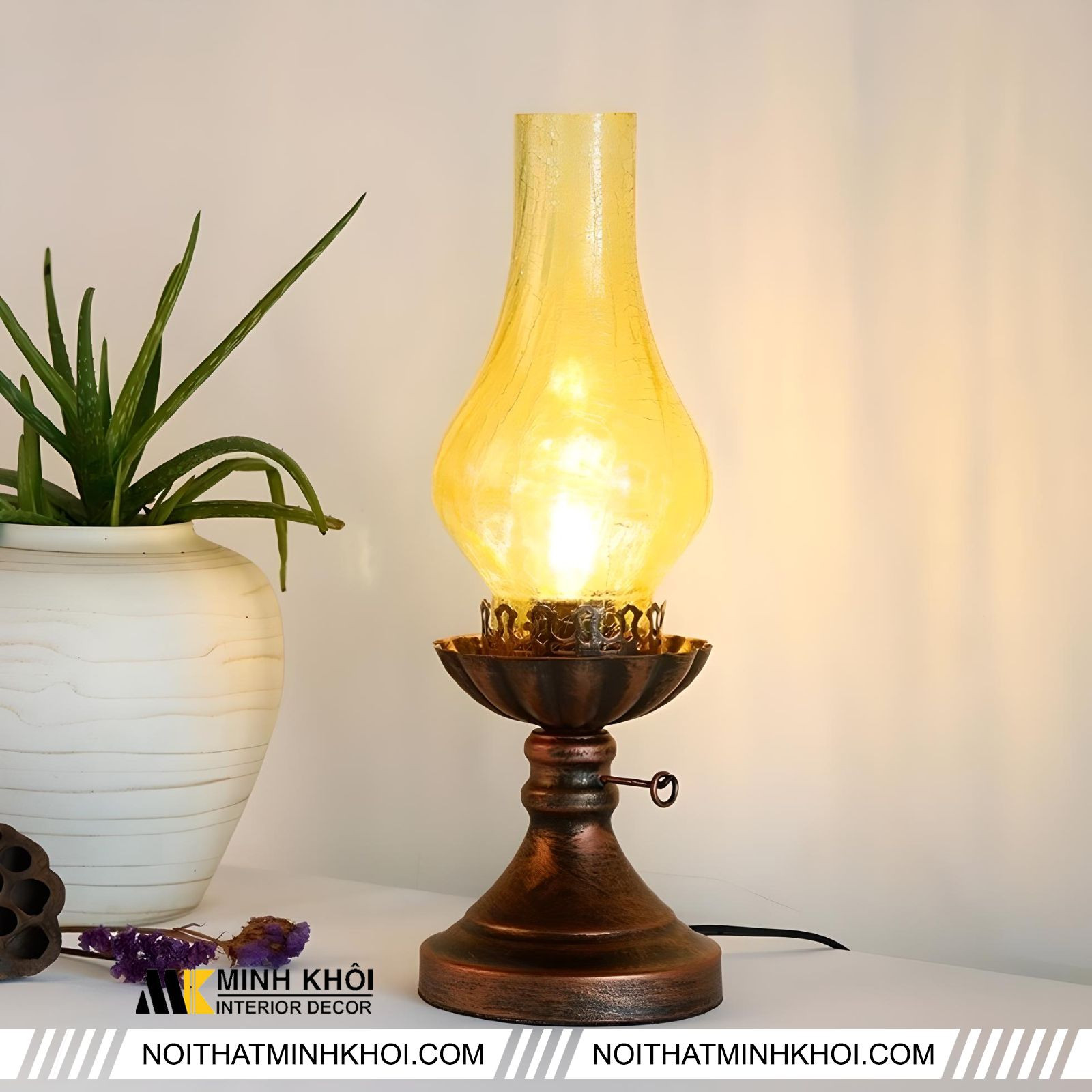 Đèn bàn thờ Ông Địa mô phỏng kiểu dáng đèn dầu cổ điển, an toàn hiện đại