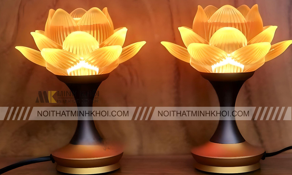 Đèn hoa sen cung cấp ánh sáng cho không gian thờ cúng thêm ấm cúng