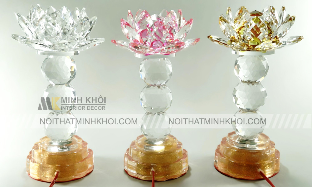 Đèn thờ hoa sen làm từ pha lê sang trọng, mang vẻ đẹp lấp lánh cho không gian thờ