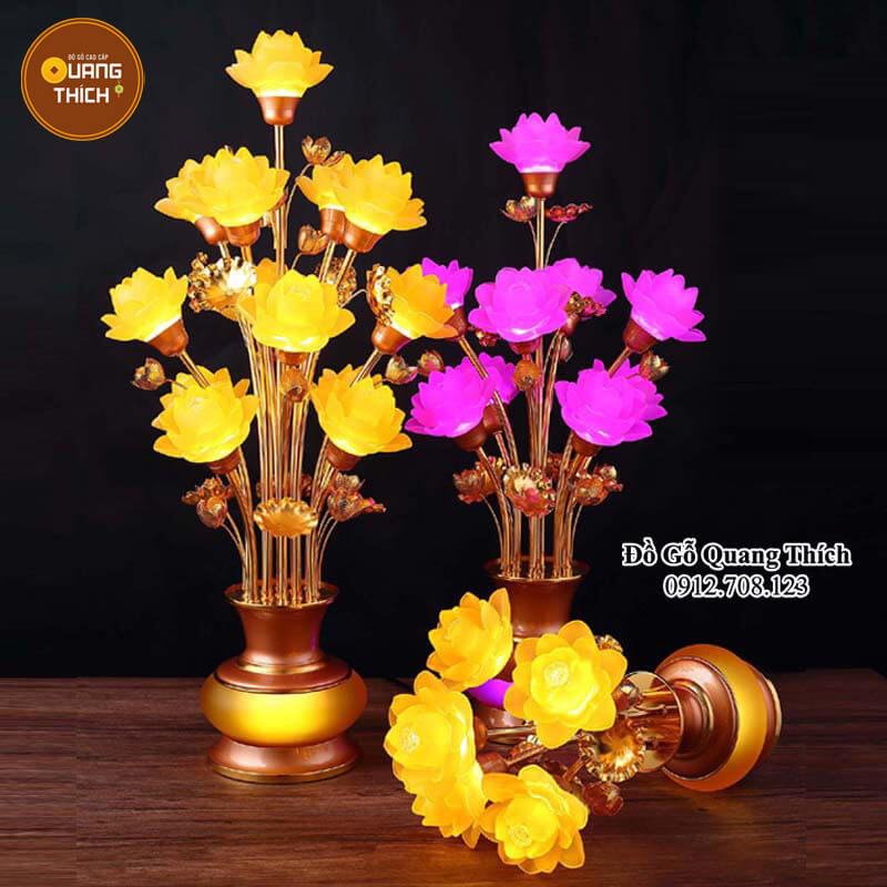 Đèn thờ hoa sen lưu ly 5 bông với thân đồng cao cấp, mang vẻ đẹp sang trọng cho không gian thờ cúng.