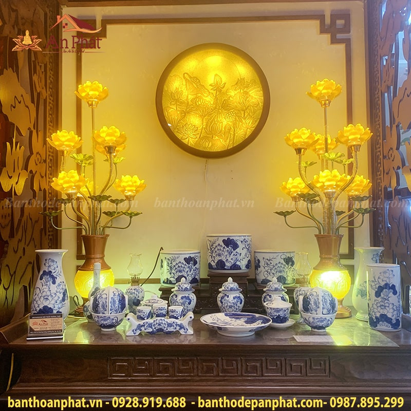 Đèn thờ hoa sen nở rộ, mang ý nghĩa tâm linh cho bàn thờ