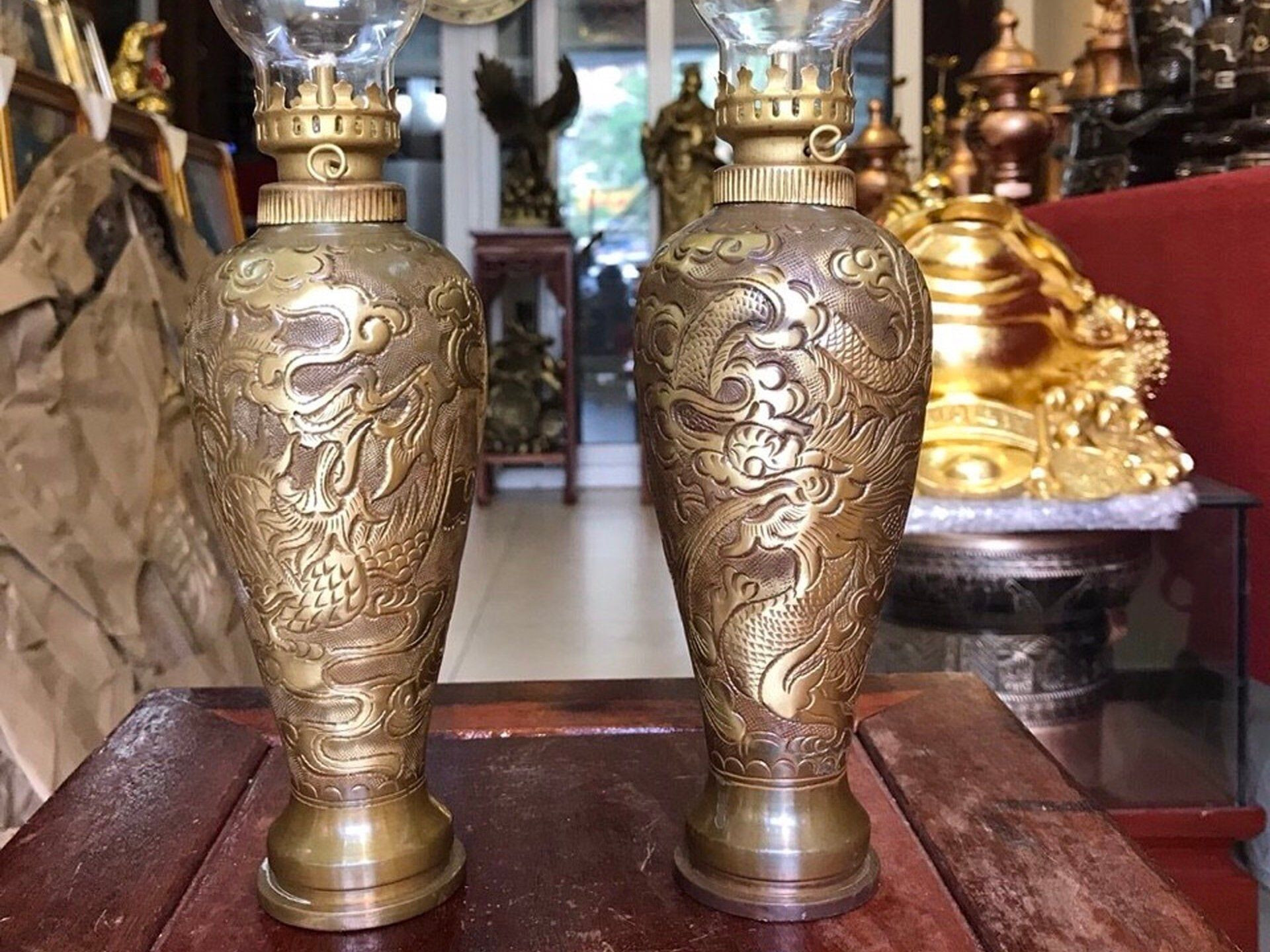 Đôi đèn dầu bằng đồng chạm khắc tinh xảo, mang nét cổ điển cho không gian thờ cúng