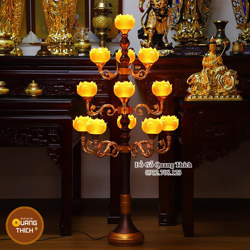 Đôi đèn lưu ly hoa sen uy nghi, góp phần tạo nên không gian thờ cúng ấm cúng và linh thiêng
