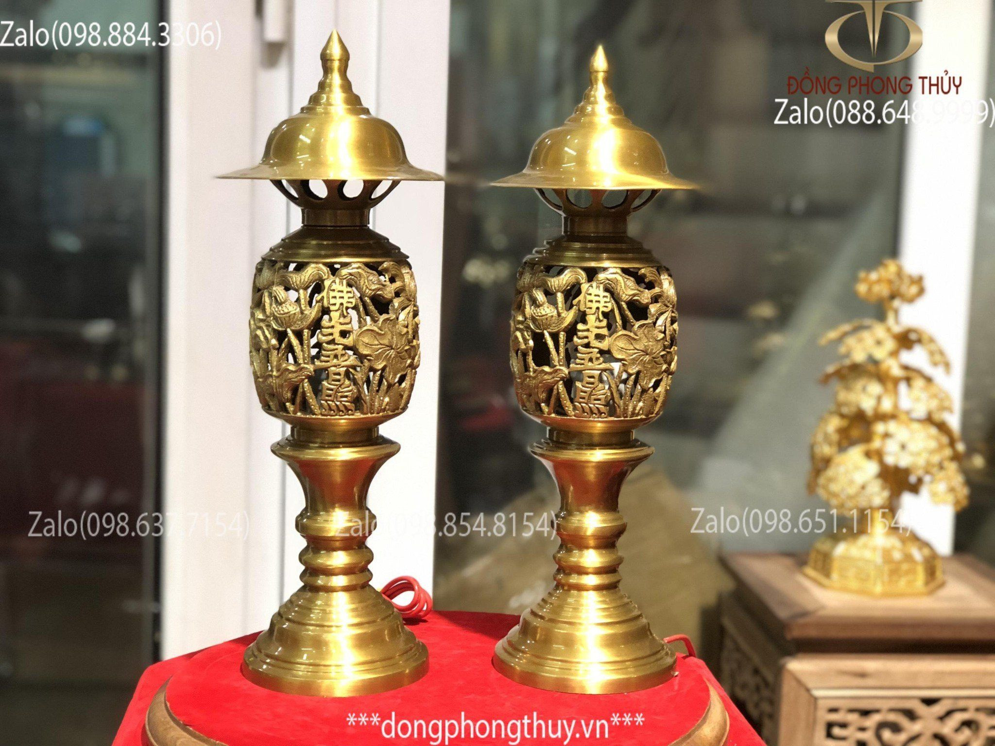 Đôi đèn sen bằng đồng vàng, trang trí ban thờ gia tiên