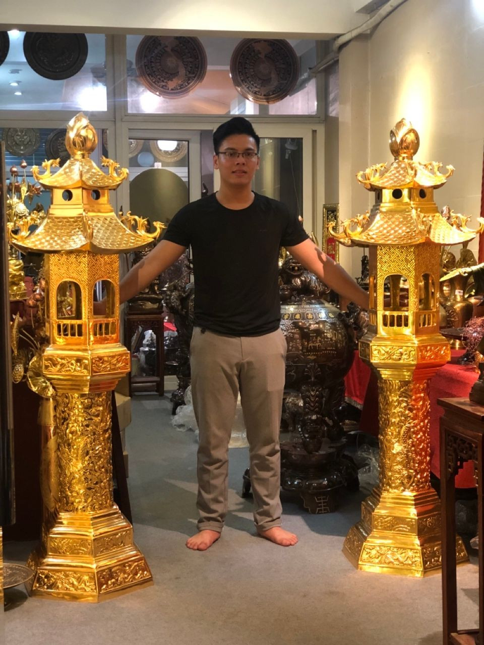 Đôi đèn thờ bằng đồng cung tiến 1m73 nặng 2,5 tạ đồng đỏ thếp lá vàng 24k