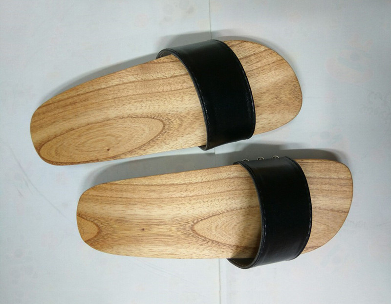 Đôi guốc mộc truyền thống kết hợp cùng áo bà ba