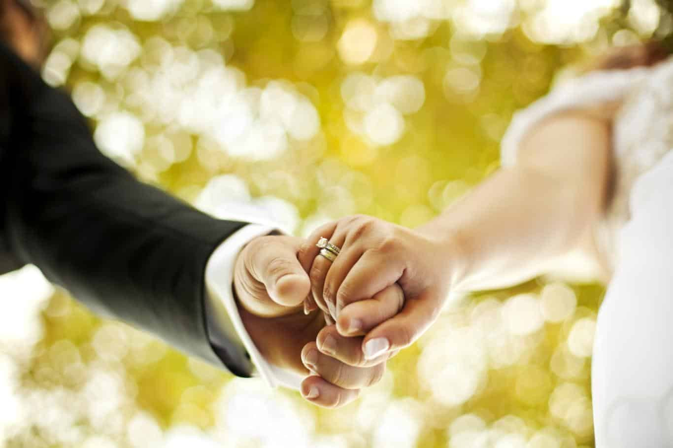 Đôi nam nữ đang cãi vã, minh họa những khó khăn trong mối quan hệ duyên nợ tiền kiếp