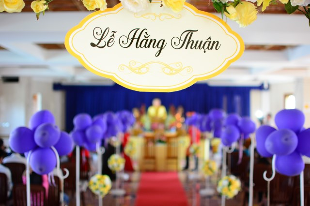 Đôi uyên ương thực hiện lễ hằng thuận tại chùa dưới sự chứng kiến của chư tăng ni