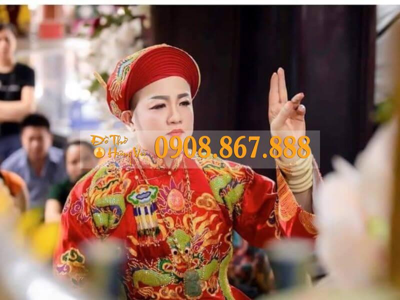 Động tác múa đồng thể hiện sự nhập thế của thánh thần
