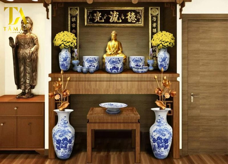 Gia chủ chú ý chọn hoa tươi và bình hoa phù hợp khi bài trí bàn thờ Phật