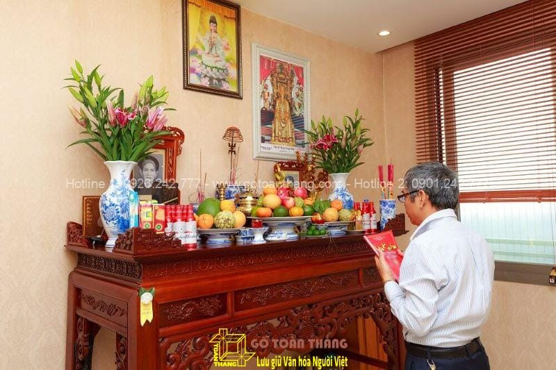 Gia đình chuẩn bị mâm cúng 49 ngày tại nhà